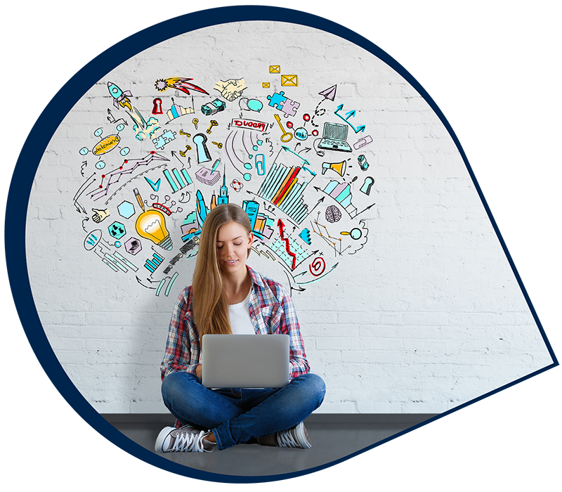 Junge Frau sitzt mit Laptop im Schneidersitz vor einer bemalten Wand